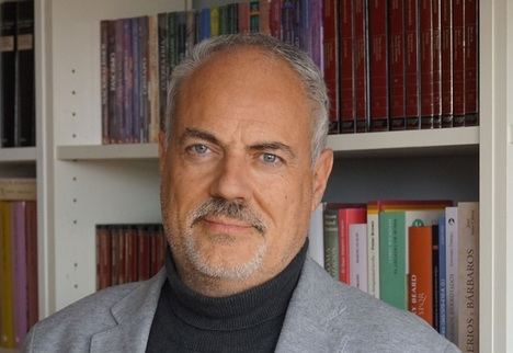 Luis E. Íñigo (Guadalajara, 1966) es Licenciado y doctor en Historia, funcionario del cuerpo de profesores de Educación Secundaria desde 1990 y del Cuerpo de Inspectores de Educación desde 2006.