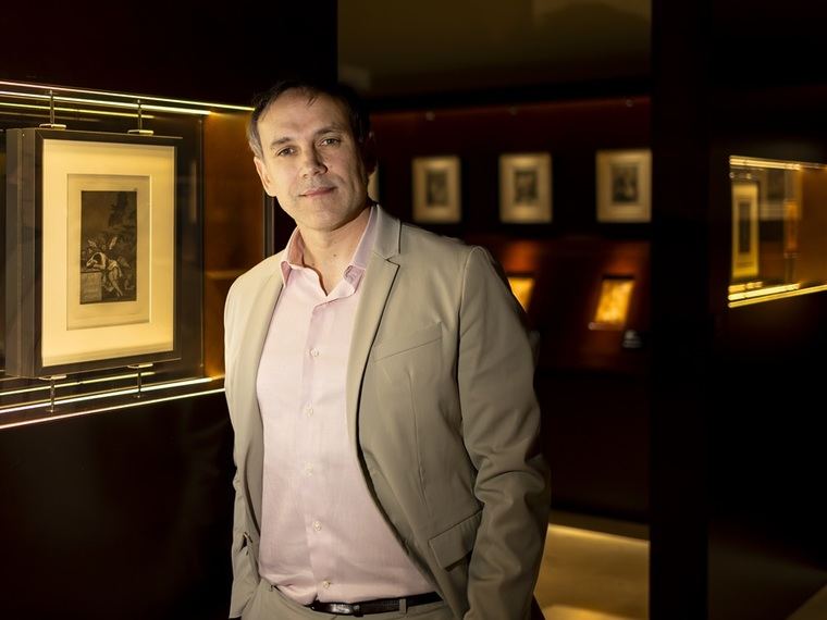 Luis Zueco en el gabinete de Goya donde están expuestas las planchas originales y las estampas de los Caprichos en la Real Academía de Bellas Artes de San Fernando