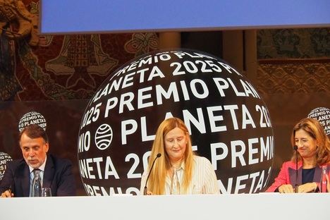 Luz Gabás flanqueada por los miembros del jurado del Premio Planeta 2025