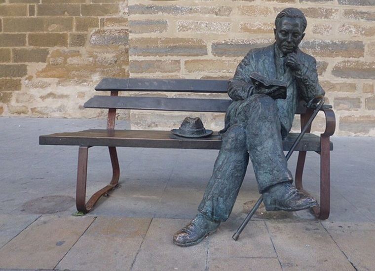 Estatua sedente de Antonio Machado colocada en la calle San Pablo de Baeza, junto a la fachada del Nuevo Casino, y de la que es autor Antonio Pérez Almahan (2009).