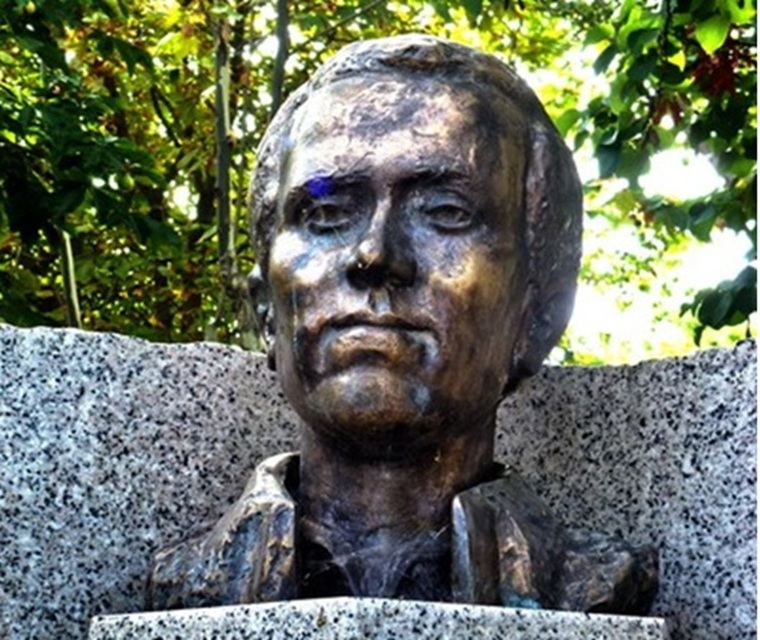 Busto de Miguel Hernández, realizado por Eduardo Carretero (2011) y situado en la calle que lleva el nombre del poeta, en San Sebastián de los Reyes (Madrid)