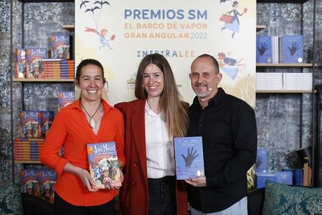 Cristina Fernández Valls y Ginés Sánchez Muñoz, ganadores de la 44.ª edición de los Premios SM El Barco de Vapor y Gran Angular