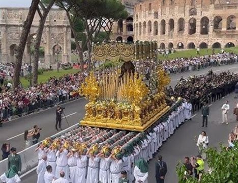 El trono de María Santísima de la Esperanza en la Gran Procesión Jubilar de Roma, el 17 de mayo pasado. Obsérvese en el centro del frontal del trono la imagen de Santa Teresa que va flanqueada por los Santos Patronos de Málaga, San Ciriaco y Santa Paula