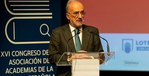Luis García Montero pone en su contra a todas las Academias de la Lengua Española