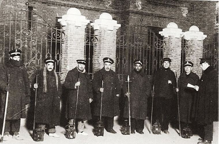 Foto icónica de un grupo de serenos tomada en Madrid en 1924. 20 de julio de 2023. El Debate-Historia. Sara Durwin: Oficios del ayer: los serenos o los guardianes de las calles al caer la noche. https://www.eldebate.com/historia/20230720/oficios-ayer-serenos-madrid-guardianes-calles-caer-noche_126981.html