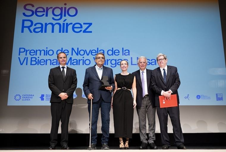 Sergio Ramírez con las autoridades, entre ellas María Guardiola