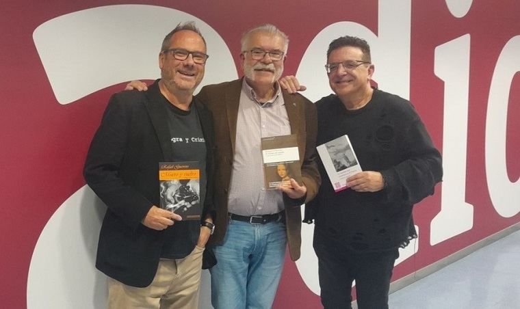 Rafael Guerrero, Javier Velasco Oliaga y Justo Sotelo en los estudios de RNE
