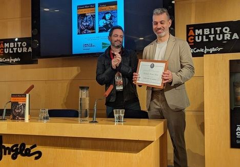 Eduardo Bastos recibe el Premio Wilkie Collins de manos de manos de Alejandro Martín