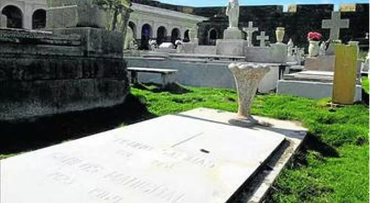 Tumba de Pedro Salinas en el cementerio de Santa María Magdalena de Pazzis [de varones ilustres], un camposanto de San Juan, en Puerto Rico, que mira a las costas del Atlántico