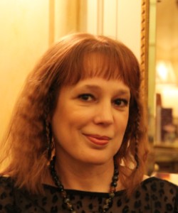 Entrevista a Ángela Vallvey, autora de “Mientras los demás bailan”