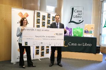 Las bolsas solidarias diseñadas por Julia Otero y Wyoming consiguen su objetivo, 90.000 euros, a beneficio de los niños hospitalizados