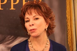 Isabel Allende juega al rol en el Ritz