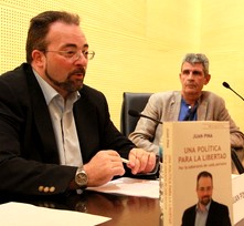 Juan Pina durante la presentación de su libro en Orense.