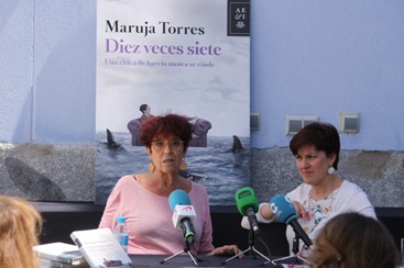 Maruja Torres presenta su libro autobiográfico “Diez veces siete”