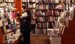 Algo está cambiando en las ventas de libros en papel: los libros de fondo se venden más que las novedades