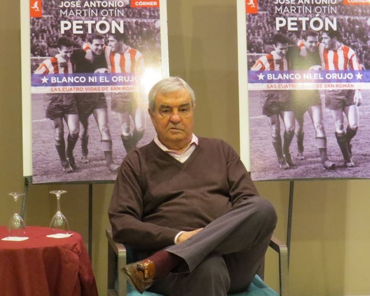 Miguel San Román durante la presentación del libro “Blanco ni el orujo. Las cuatro vidas de San Román”