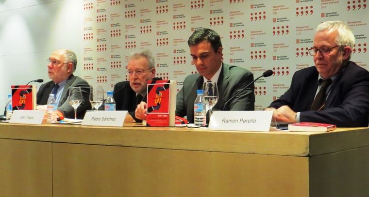 De izquierda a derecha el periodista Ernesto Ekaizer, el autor del libro Joan Tapia, Pedro Sánchez, Secretario General del PSOE y Ramón Perelló, director de la editorial