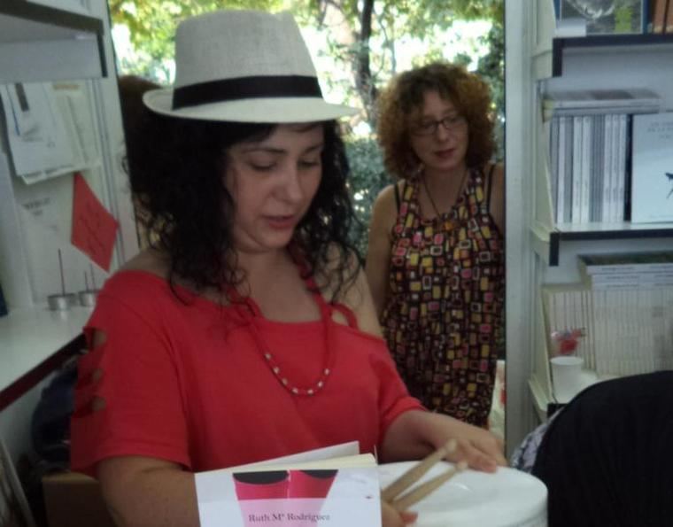 Ruth María Rodríguez durante la presentación de su poemario “Un pozo de agua crujiente”, en la Feria del Libro de Madrid