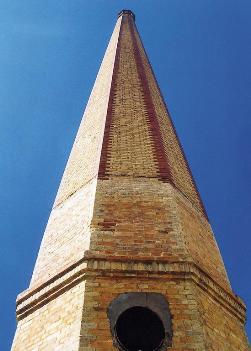 Las chimeneas, son antiguas fábricas de alcohol y a día de hoy grandiosos monolitos que decoran el paisaje urbano de la ciudad que pueden ser visitadas incluso de noche, excelentemente iluminadas