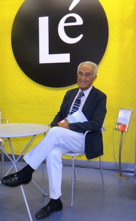 El autor con su obra, en librería Lé, en Paseo de la Castellana 154