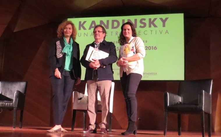 A la izquierda, Ángela Lampe, comisaria de la exposición y comisaria de Arte Moderno en el Museo Nacional de Arte Moderno del Centre Pompidou; Santiago Eraso, Director de Contenidos e Infraestructuras de Madrid Destino e Iole Sienna, Presidenta de Arthemisia Group, organizadores de la itinerancia