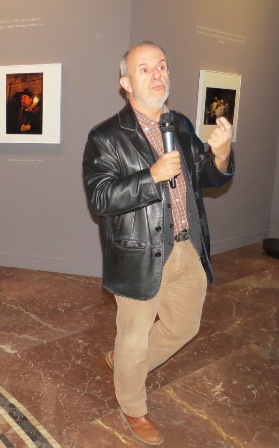 José Manuel Navia durante la visita guiada a su excelente exposición