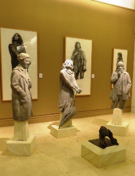 Delante “Perfil de un recuerdo”. 2010” y detrás “La portadora de medallas, 2012”; “La que mira al cielo, (2014)” y “La perpleja, (2015)”.