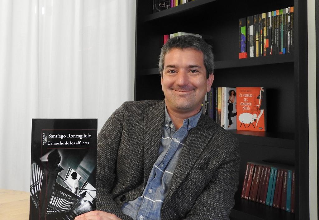 Entrevista a Santiago Roncagliolo, autor de “La noche de los alfileres”