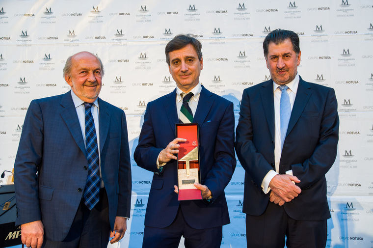 Carlos Fernández Salinas recibiendo el premio
