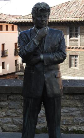 Ken Follet. Los vitorianos quedaron muy descontentos con su trabajo.