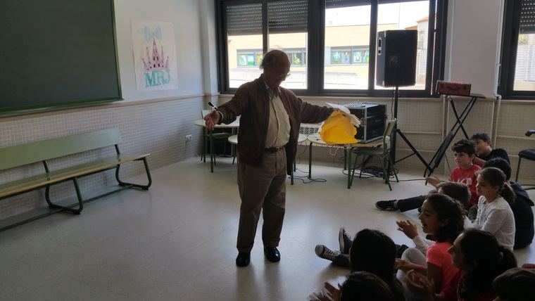 José Corredor-Matheos recibiendo el libro de poesía hecho por los alumnos del Colegio Jardín de Arena
