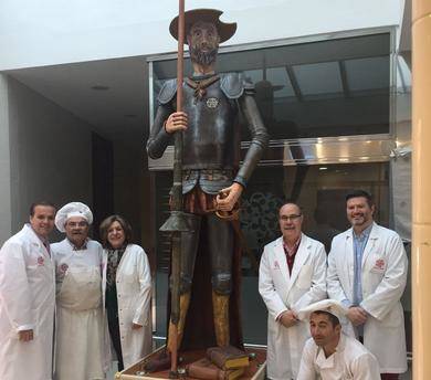 El Quijote de mazapán es obra del 'escultor', maestro pastelero del obrador Santo Tomé, Antonio Aranda, que desde el pasado enero comenzó a construir este singular Quijote, por encargo del Gobierno de Castilla-La Mancha, como uno de los actos más destacados de la conmemoración del IV centenario de la Muerte de Cervantes