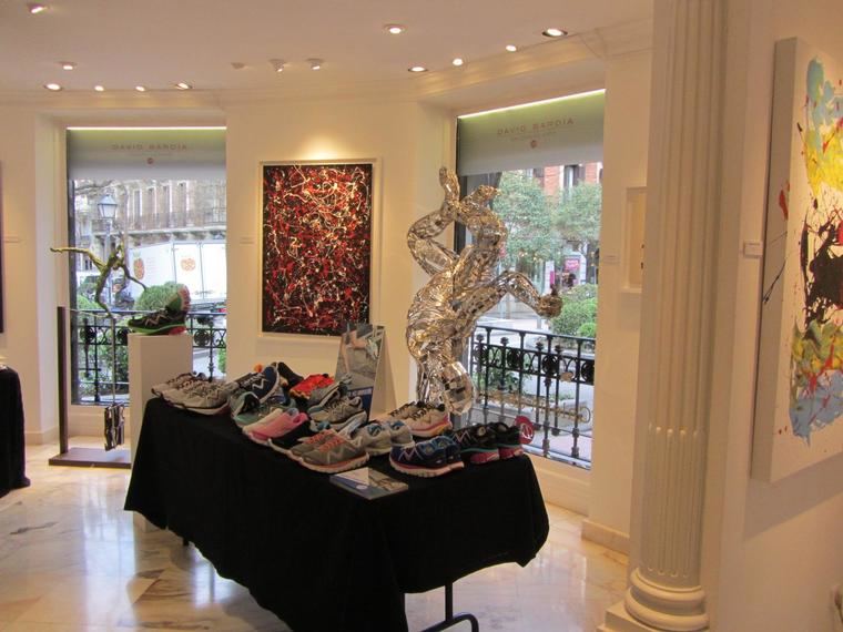 La nueva colección Primavera- Verano 2016 de Calzados MBT, se ha presentado en el incomparable marco de la Galería de arte David Bardía, situada en la madrileña calle Villanueva número 40, en la que exponen actualmente el pintor Royo Ubieto y el escultor Julio Nieto