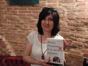 Mayte Uceda presenta su nueva novela, “Alicia y el teorema de los monos infinitos”