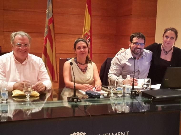 José Antonio Olmedo rodeado de los presentadores al acto