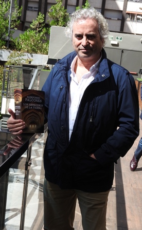 Ildefonso Falcones por la calles de Madrid