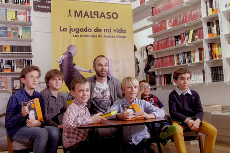 Andrés Iniesta tuvo un encuentro con niños en Malpaso librería para celebrar la segunda edición de su libro de memorias