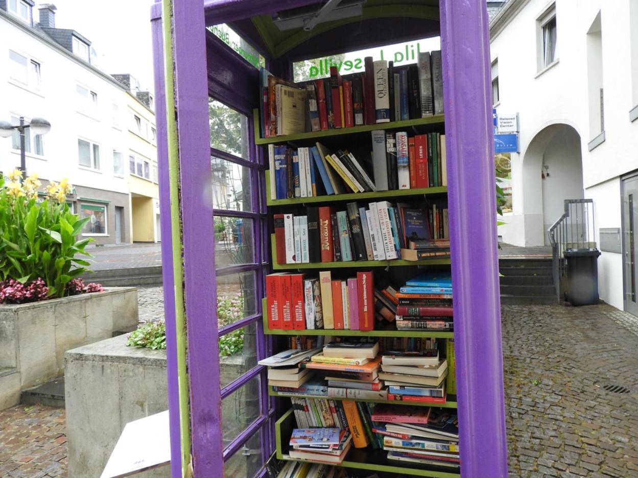 La moda de las cabinas de teléfonos convertidas en bibliotecas nació en Alemania