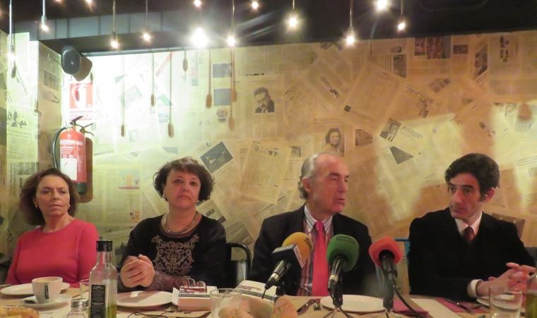 De izquierda a derecha, Ana Gavín, directora de la Fundación José Manuel Lara; Rafi Valenzuela, viuda del poeta Eduardo García; Luis Alberto de Cuenca, académico y poeta; e Ignacio Garmendia, editor de la Fundación José Manuel Lara