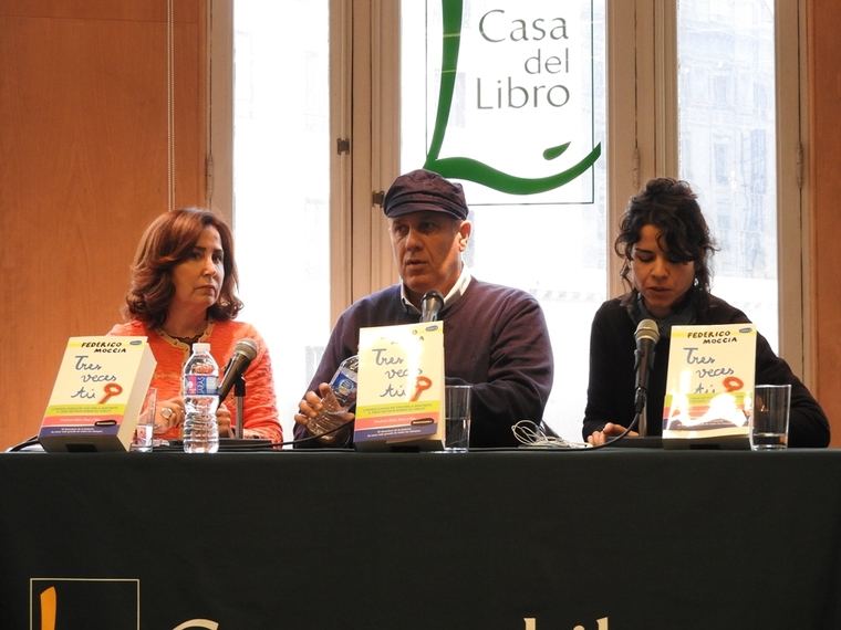 Federico Moccia entre la traductora y su editora española