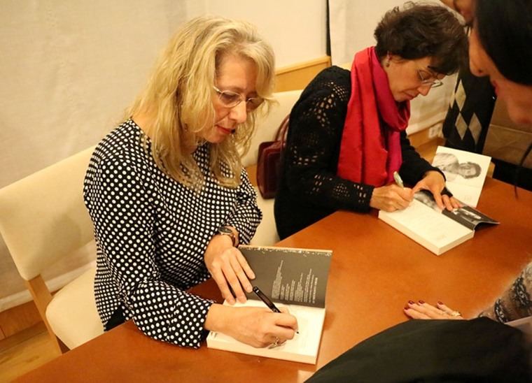 Marifé Santiago Bolaños y Mercedes Gómez Blesa firmando libros