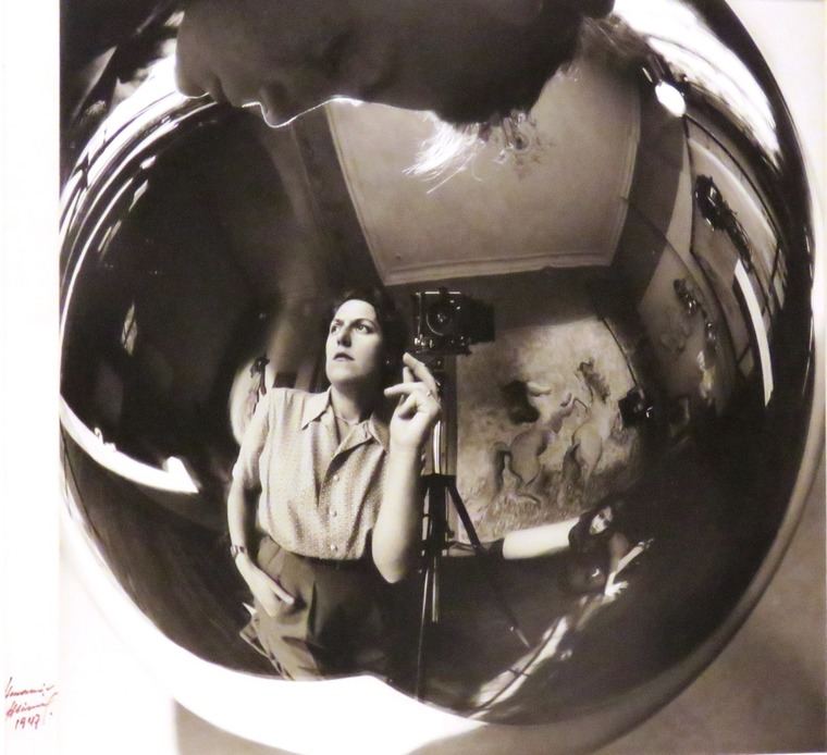 Annemarie Heinrich (1912-2005), Autorretrato con hijos, 1947. Gelatina de plata sobre papel