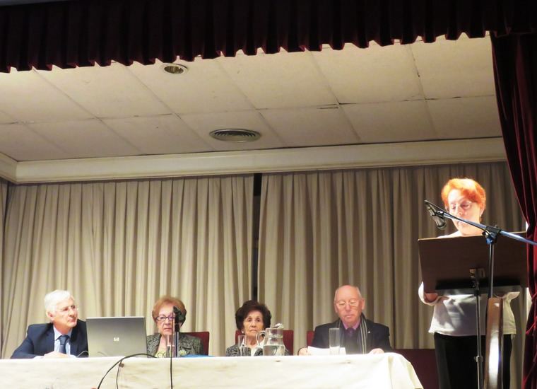 De izquierda a derecha, José María Barreda, Presidente de la Comunidad de Castilla- La Mancha, entre 2004 y 2011; Olga Alberca, Presidenta de la Casa de Castilla- La Mancha de Madrid; Ana Cano, viuda de Nicolás del Hierro, y Luis. F. Leal, Director del Área de Historia Padre Juan de Mariana. De pie, la Secretaria General de la Casa de Castilla- La Mancha, Rosa Horche, quién entrego un ramo de flores a la viuda del reconocido poeta manchego, durante la lectura del texto enviado por el Presidente de la Asociación de Escritores, Alfredo Villaverde