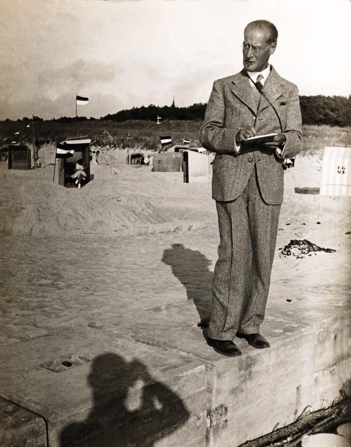 Lyonel Feininger dibujando en la playa), c. 1932