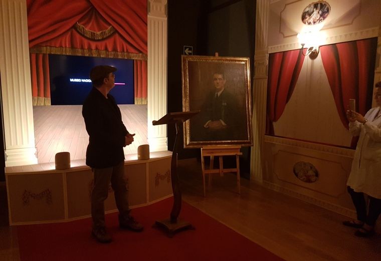 Alejandro Cabeza junto al retrato de Lorca