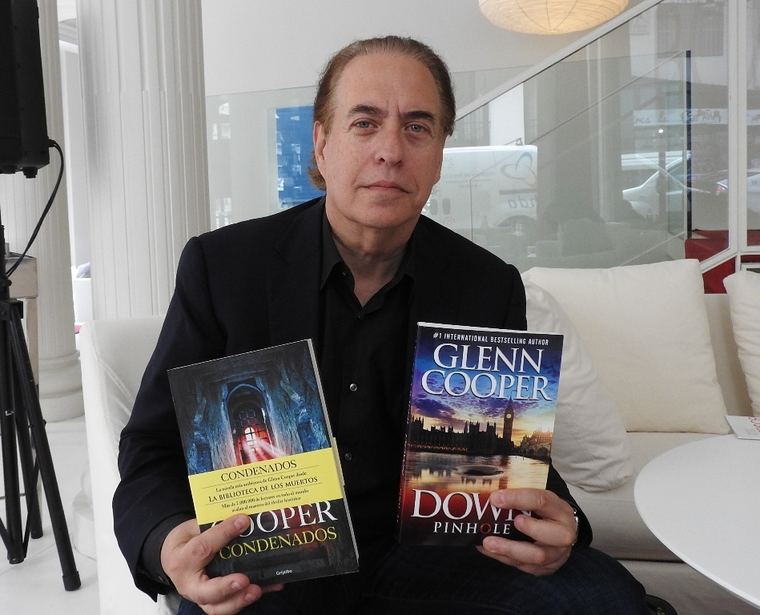 Glenn Cooper con su último libro en versiones española y americana