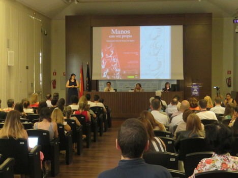 Con numerosa asistencia se presentó en la Biblioteca Nacional de España, la exposición “Manos con voz propia. Quinientos años de la lengua de signos”