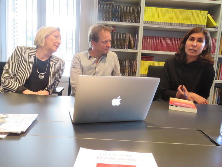 De izquierda a derecha, Victoria Hughes, traductora e intérprete; el autor, Frank Westerman, y Ofelia Grande, Directora de Ediciones Siruela