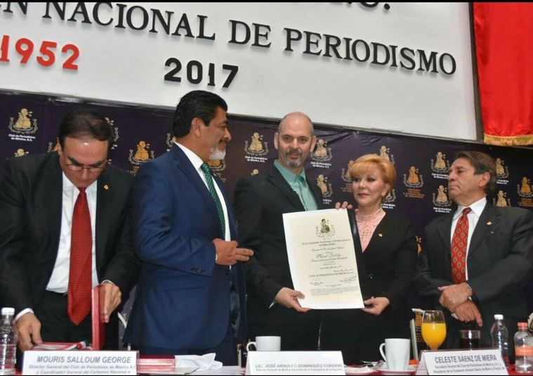 Daniel Estulin en la ceremonia donde le otorgaron el galardón