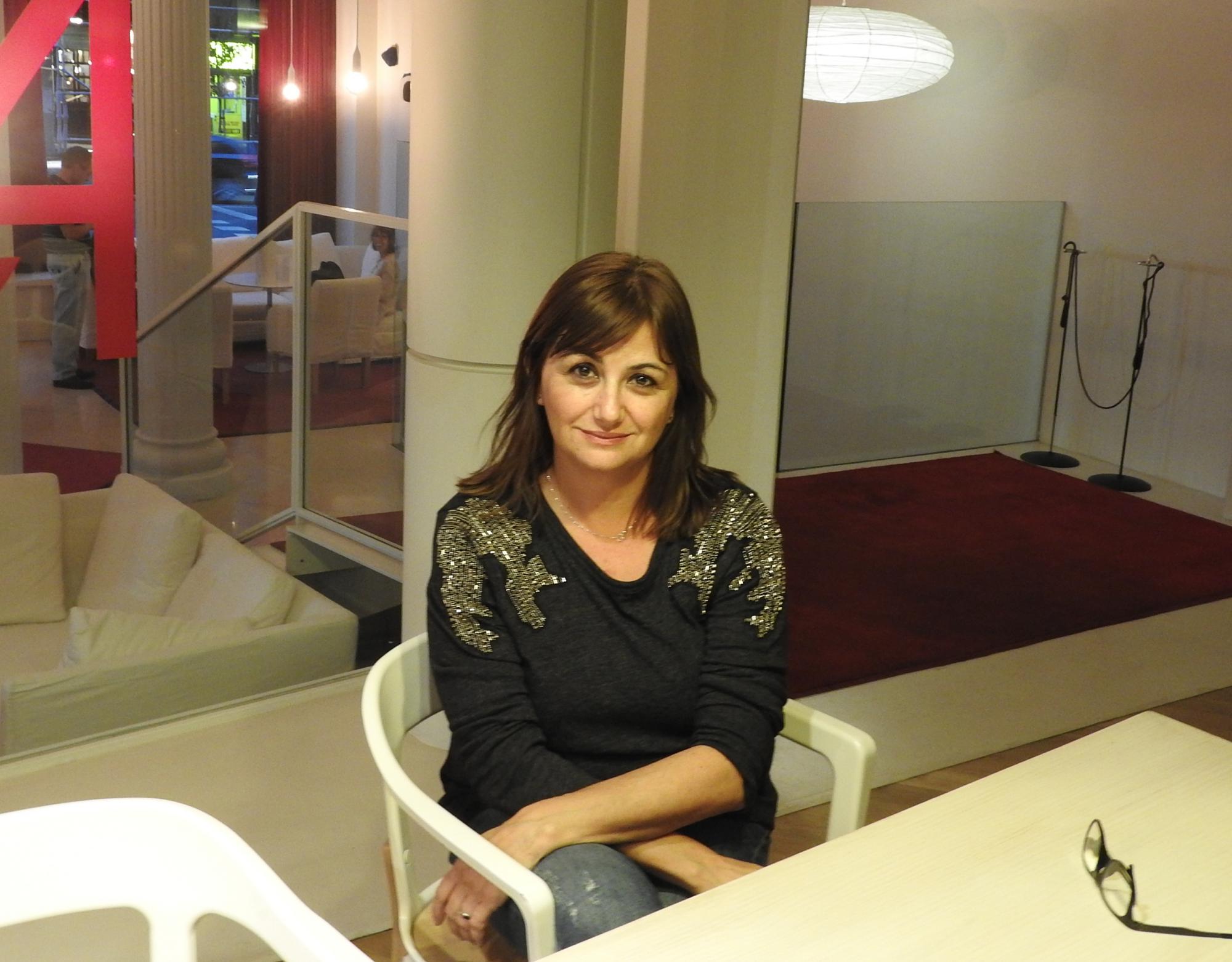 La escritora Carmen Amoraga presenta su nueva novela “Basta con vivir”, tras tres años de espera